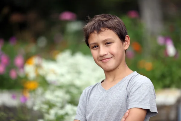 Хлопчик над літніми квітами — стокове фото