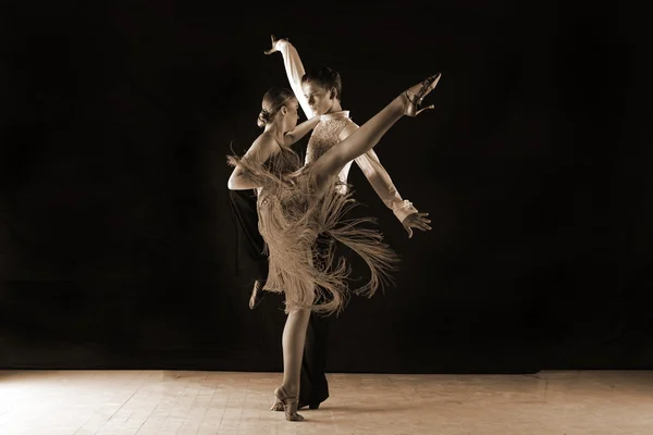 Danseurs dans la salle de bal — Photo