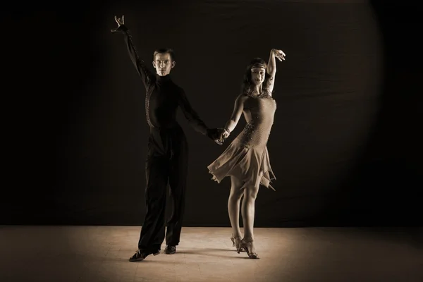 Danseurs dans la salle de bal — Photo