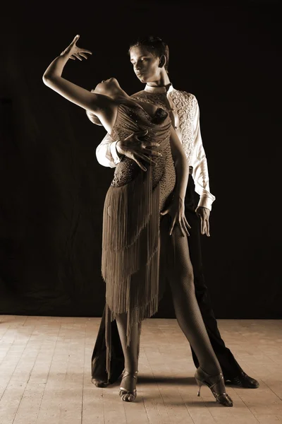 Dancers in ballroom — Stock Photo, Image