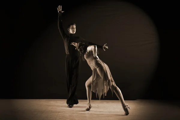 Dançarinos no salão de baile — Fotografia de Stock