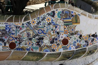 가우디의 모자이크의 fragmenes, 스페인 바르셀로나 구 엘 공원에서 작동