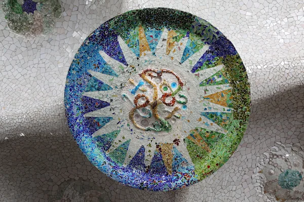 Fragmenes do mosaico de Gaudi em Park Guell em Barcelona, Espanha — Fotografia de Stock
