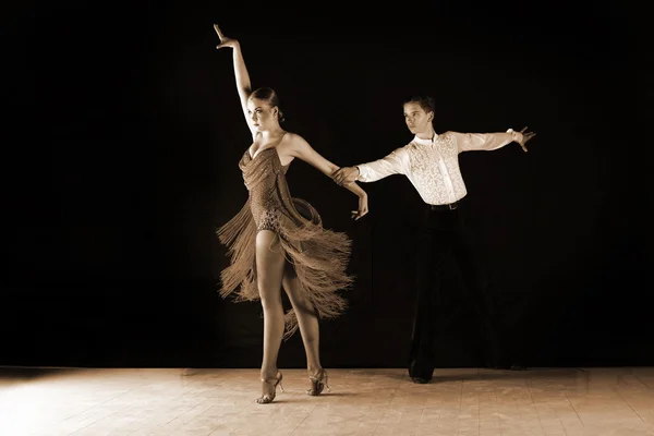 Dançarinos latinos em salão de baile isolado em preto — Fotografia de Stock