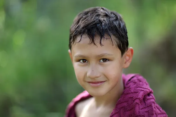 Menino 10 anos de idade contra as cores de grama verde — Fotografia de Stock