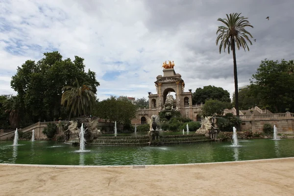 Brunnen und Wasserfall im park de la ciutadella in barcelona — Stockfoto