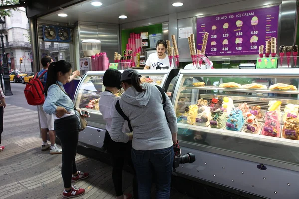 Tourists buy ice cream in Barcelona — Stock Photo, Image