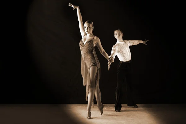 Tancerze w sali balowej przeciwko na czarny — Zdjęcie stockowe