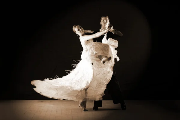 Tancerze w sali balowej — Zdjęcie stockowe
