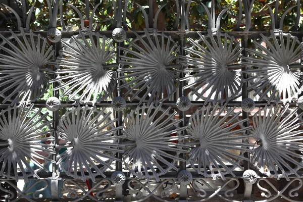 Kovová dekorace brány v Barceloně — Stock fotografie