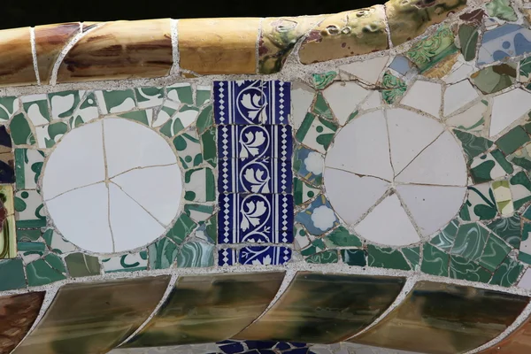 Fragmenes av Gaudís mosaik arbeta i park güell i barcelona, Spanien — Stockfoto
