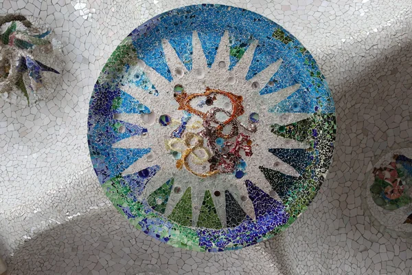 Fragmente von Gaudis Mosaikarbeiten im Park Güell in Barcelona, Spanien — Stockfoto