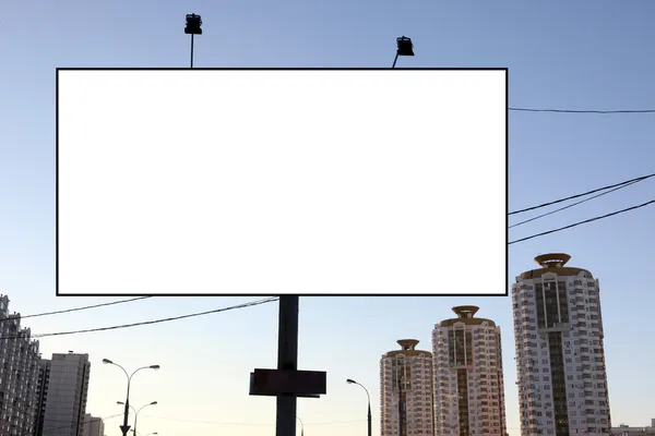Panneaux d'affichage vides sur le bord de la route contre le ciel bleu — Photo
