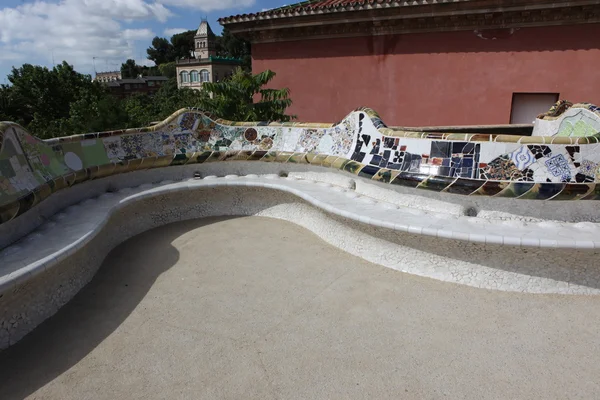 Fragmenes Gaudího mozaiky pracují v parku guell v Barceloně, Španělsko — Stock fotografie