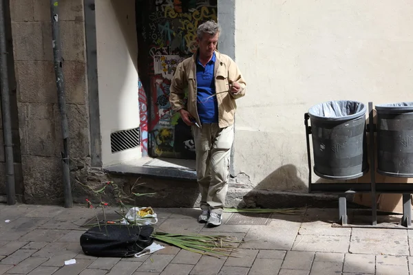 Vente de souvenirs faits à la main dans une rue de Barcelone — Photo