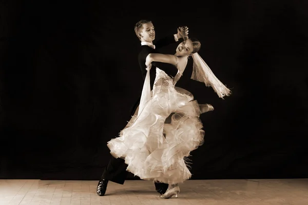 Dançarinos no salão de baile — Fotografia de Stock