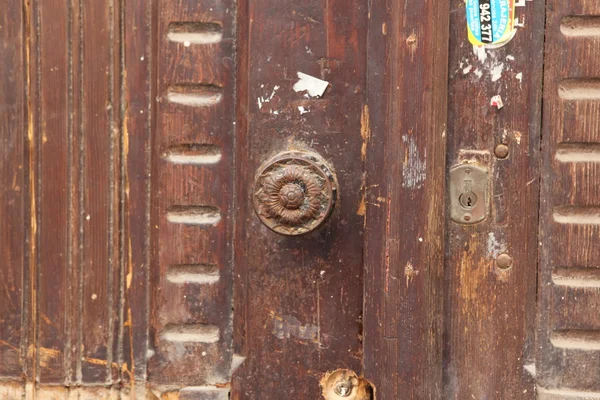 Porta de madeira velha em Tarragona, Espanha — Fotografia de Stock