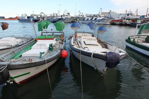 Båtar i tarragona marina, Spanien — Stockfoto