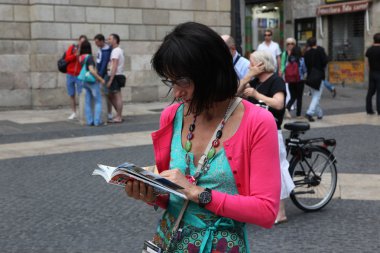 Barcelona sokaklarda turistler