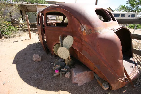 Oude verlaten auto — Stockfoto