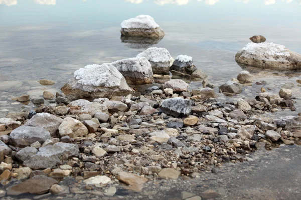 Salt at stones in Dead Sea — Stock Photo, Image