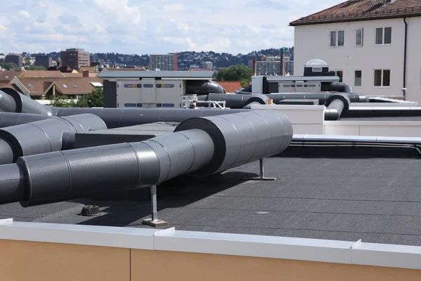 Chimenea en el techo de una casa — Foto de Stock