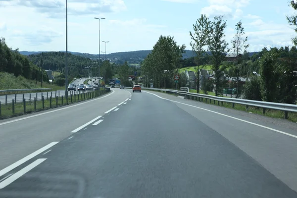 Una carretera con coches exceso de velocidad en Oslo — Foto de Stock