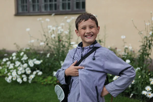 Lächelnder Junge im Freien. — Stockfoto