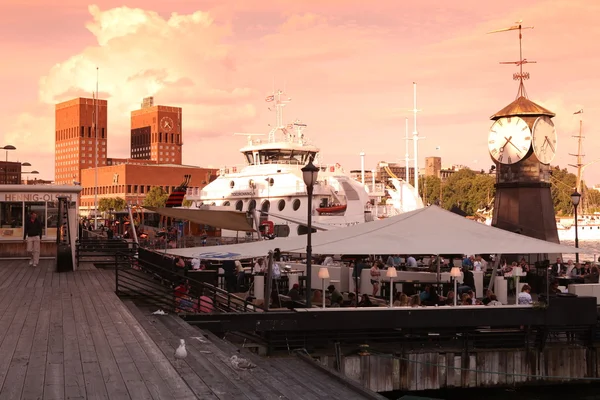 Uitzicht op oslo bay, radhuset, Noorwegen — Stockfoto