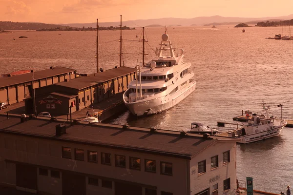 Utsikt över oslo bay, radhuset, Norge — Stockfoto