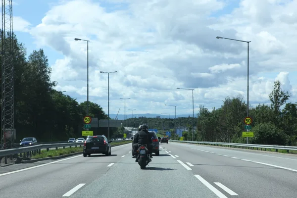 Una carretera con coches exceso de velocidad en Oslo — Foto de Stock