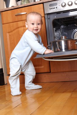 çocuk 1 yaşında mutfakta yemek kahvaltı 