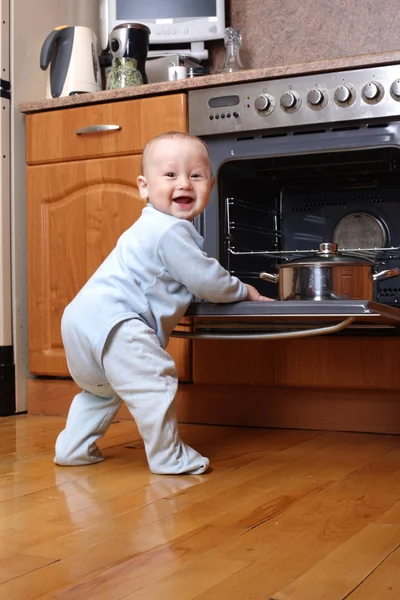 Child 1 year old in the kitchen cooking breakfast — Stock Photo, Image