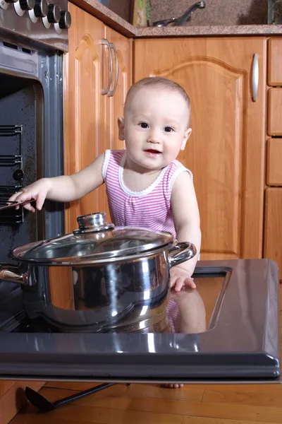 Child 1 year old in the kitchen cooking breakfast — Stock Photo, Image
