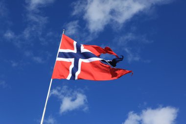 Norveç bayrağı ve mavi gökyüzü.