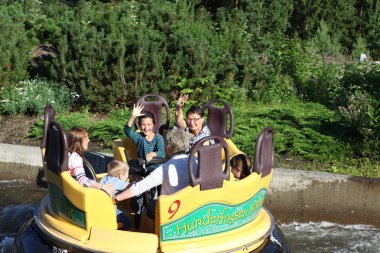 Norveç şehirde eğitim turistlere rafting