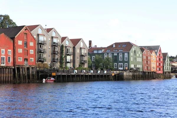 Alte lagerhallen in trondheim, norwegen — Stockfoto