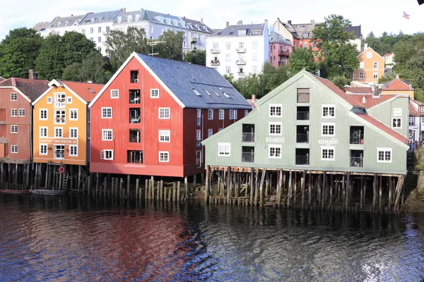 Oude pakhuizen in trondheim, Noorwegen — Stockfoto