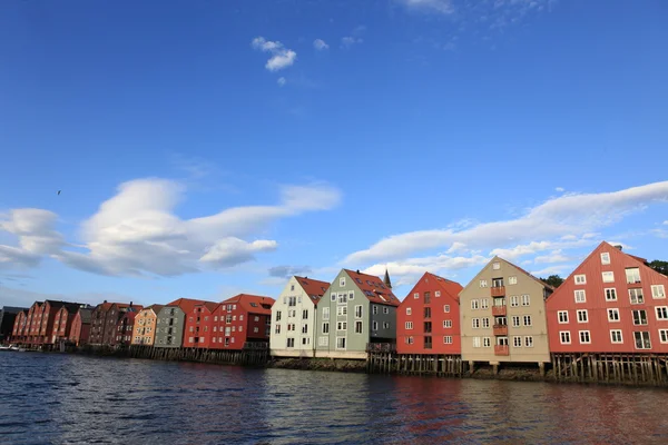 Alte lagerhallen in trondheim, norwegen — Stockfoto