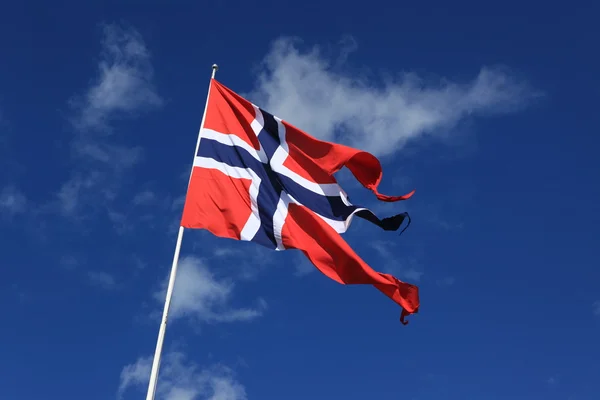 Nationale Noorse vlag en een blauwe hemel. — Stockfoto