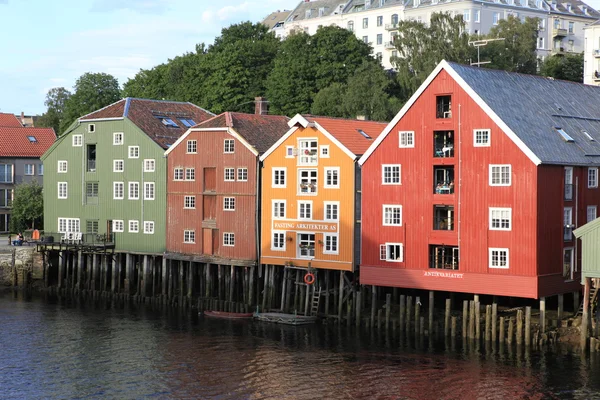 Alte lagerhallen in trondheim, norwegen — Stockfoto