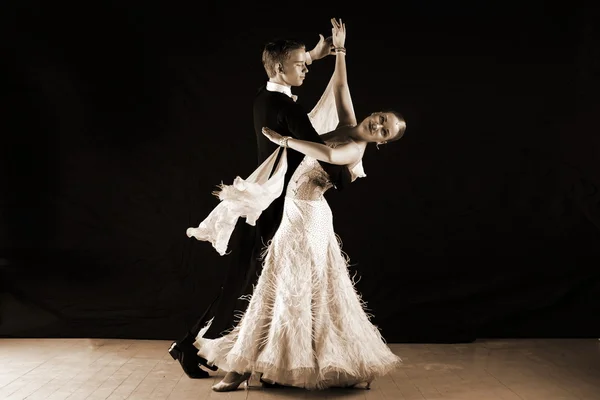 Dancers in ballroom — Stock Photo, Image