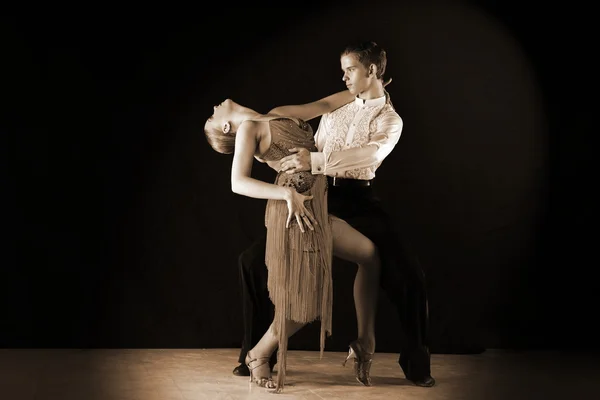 Tänzer im Gesellschaftssaal — Stockfoto