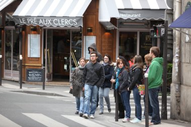 turistler kafeterya üzerinde yürümek