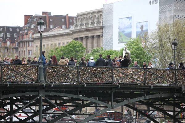 Tourists on Pont des Arts — Stock Photo, Image
