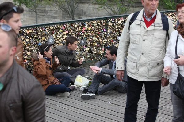 Туристы Парижа — стоковое фото