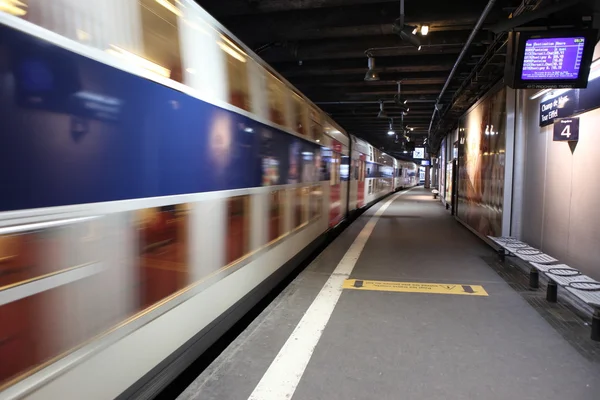 Vlak na stanici — Stock fotografie