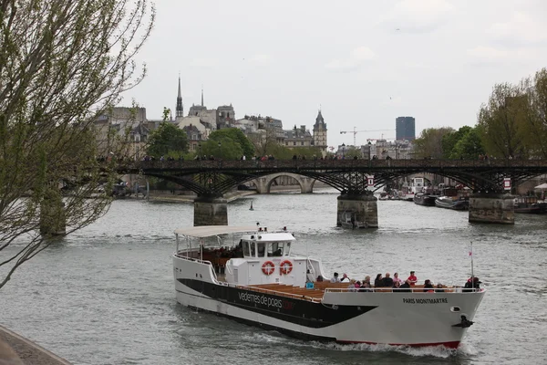 Boot op de rivier de seine — Stockfoto