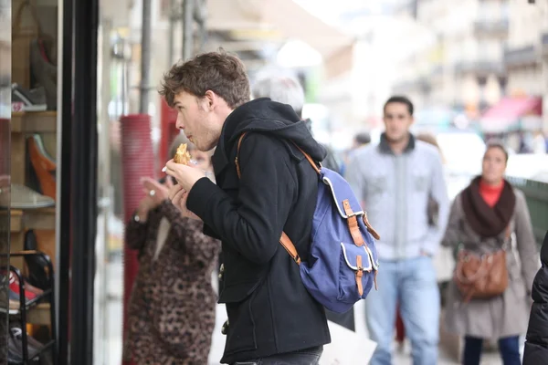 Man eet fast-food — Stockfoto