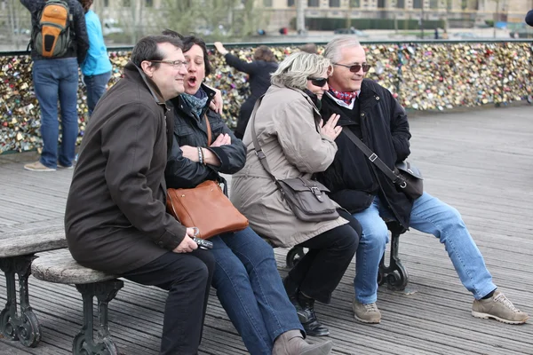 Άνθρωποι στο pont des arts γέφυρα — Φωτογραφία Αρχείου
